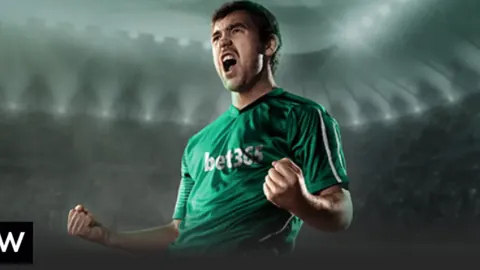 王钰栋中超首秀进球后险遭重创，中国足球新星何以不配得到关爱？